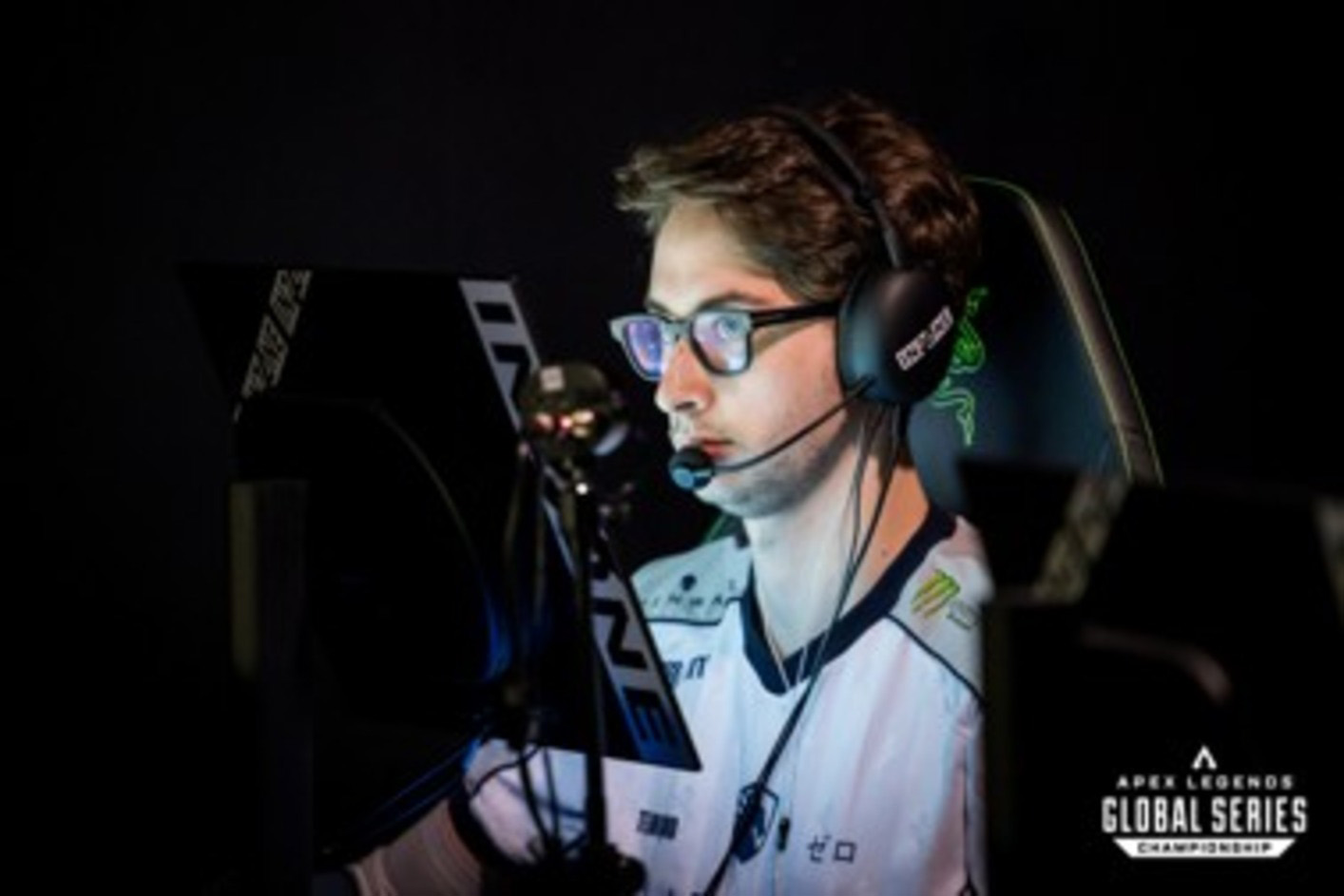 Gamer, der während eines Spiels die Gaming-Kopfhörer INZONE H9 II trägt