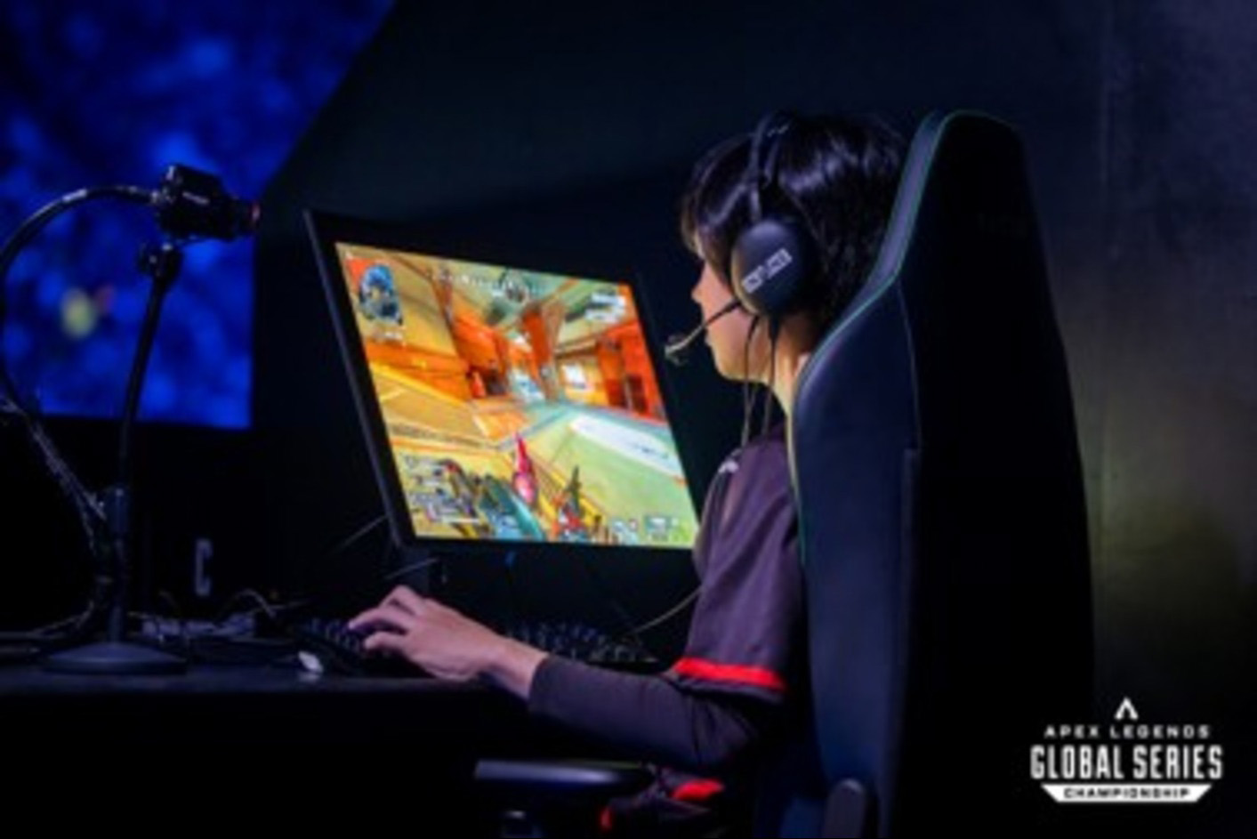 Ein Gamer an einem Wettkampftag mit dem Gaming-Monitor INZONE M10S und den Gaming-Kopfhörern INZONE H9 II