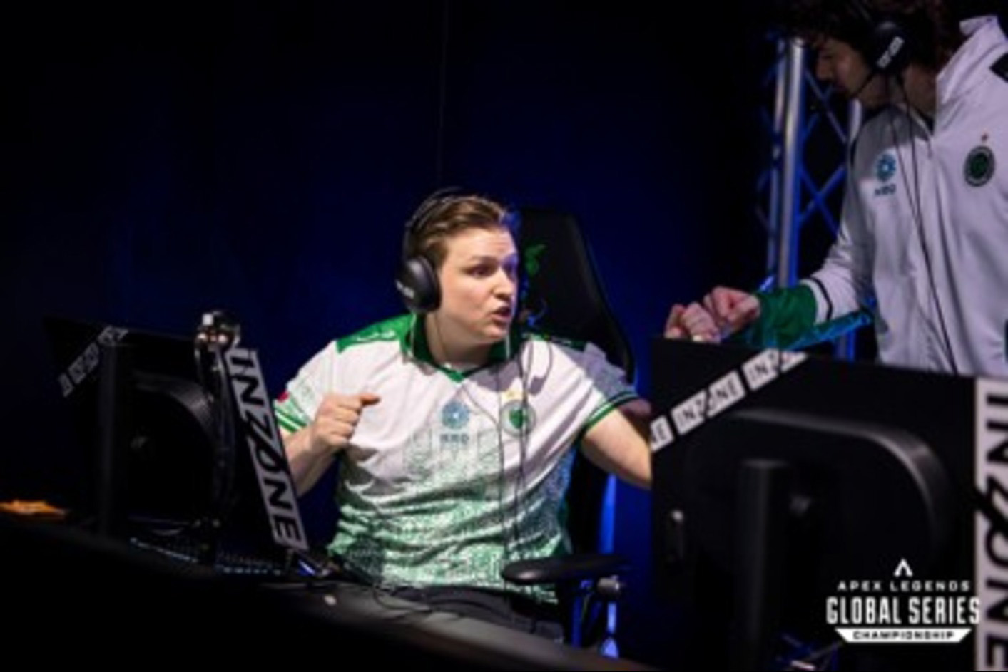 Gamer mit Gaming-Kopfhörern INZONE H9 II vor Gaming-Monitor INZONE M10S im Gespräch mit einem anderen Gamer