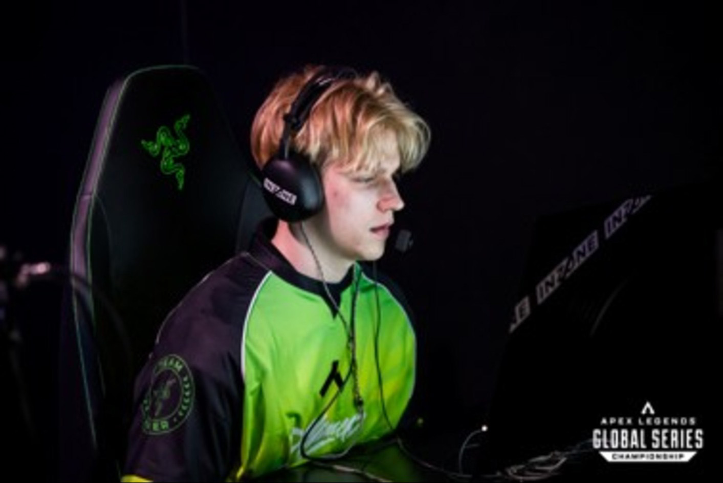 Gamer mit Gaming-Kopfhörern INZONE H9 II, der mithilfe eines Gaming-Monitors INZONE M10S einen Wettkampf spielt