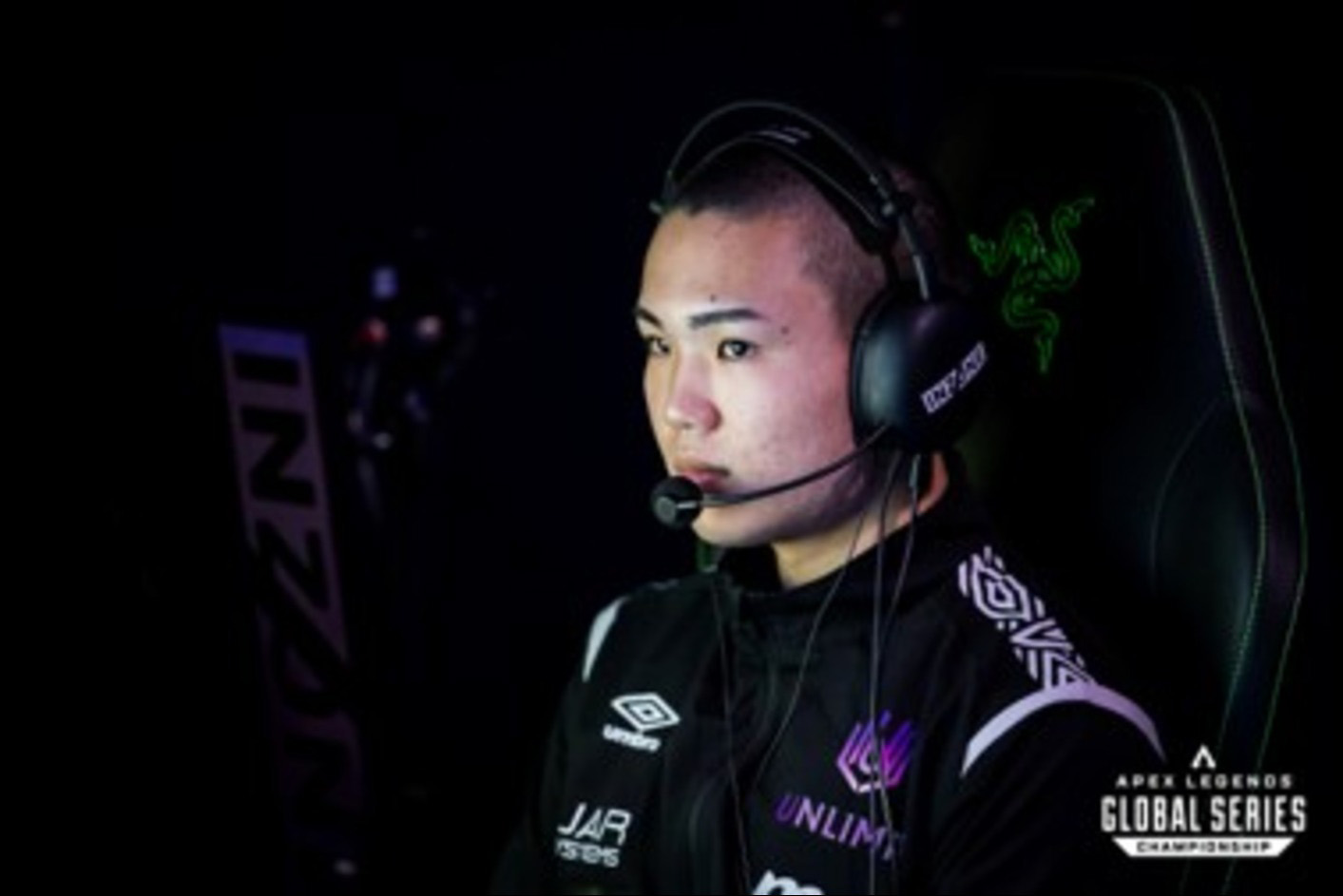 Ein Gamer trägt die Gaming-Kopfhörer INZONE H9 II