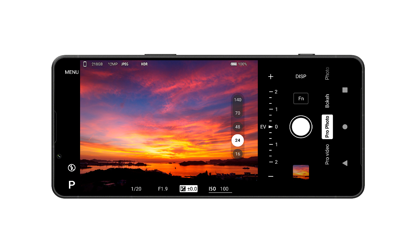 Horizontale Ansicht des Smartphone-Bildschirms, der einen eindrucksvollen Sonnenuntergang zeigt